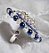 Bague Nil Bleu brod&eacute;e avec un cabochon Lapis Lazuli orn&eacute; de rocailles Argent&eacute;es et Bleu Opaque Cobalt Miyuki, chatons en Cristal, perles rondes nacr&eacute;es Bleu Marine sur une bague en Laiton Argent&eacute;
