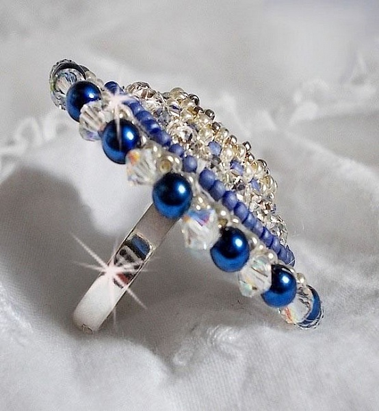 Bague Nil Bleu brod&eacute;e avec un cabochon Lapis Lazuli orn&eacute; de rocailles Argent&eacute;es et Bleu Opaque Cobalt Miyuki, chatons en Cristal, perles rondes nacr&eacute;es Bleu Marine sur une bague en Laiton Argent&eacute;
