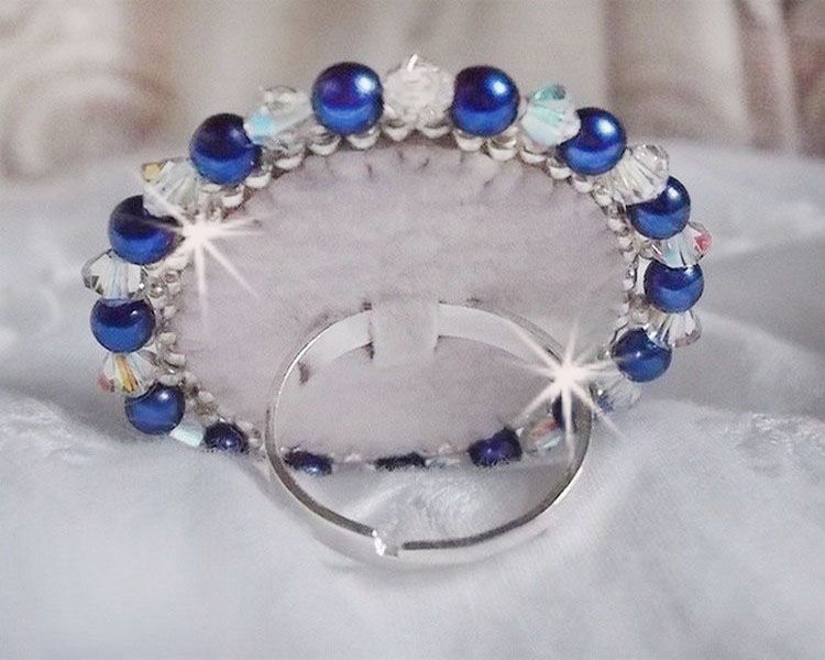 Bague Nil Bleu brod&eacute;e avec un cabochon Lapis Lazuli orn&eacute; de rocailles Argent&eacute;es et Bleu Opaque Cobalt Miyuki, chatons en Cristal, perles rondes nacr&eacute;es Bleu Marine sur une bague en Laiton Argent&eacute;