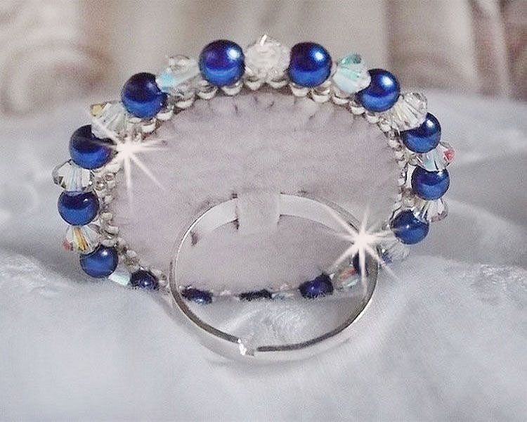 Bague Nil Bleu brod&eacute;e avec un cabochon Lapis Lazuli orn&eacute; de rocailles Argent&eacute;es et Bleu Opaque Cobalt Miyuki, chatons en Cristal, perles rondes nacr&eacute;es Bleu Marine sur une bague en Laiton Argent&eacute;