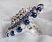 Bague Nil Bleu brod&eacute;e avec un cabochon Lapis Lazuli orn&eacute; de rocailles Argent&eacute;es et Bleu Opaque Cobalt Miyuki, chatons en Cristal, perles rondes nacr&eacute;es Bleu Marine sur une bague en Laiton Argent&eacute;