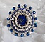 Bague Nil Bleu brod&eacute;e avec un cabochon Lapis Lazuli orn&eacute; de rocailles Argent&eacute;es et Bleu Opaque Cobalt Miyuki, chatons en Cristal, perles rondes nacr&eacute;es Bleu Marine sur une bague en Laiton Argent&eacute;