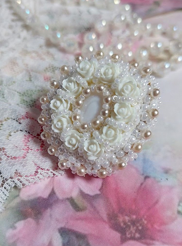 Bague Nuages Blancs brod&eacute;e avec une nacre naturel, roses r&eacute;sines, perles nacr&eacute;es, rocailles verres et bague rhodi&eacute;
