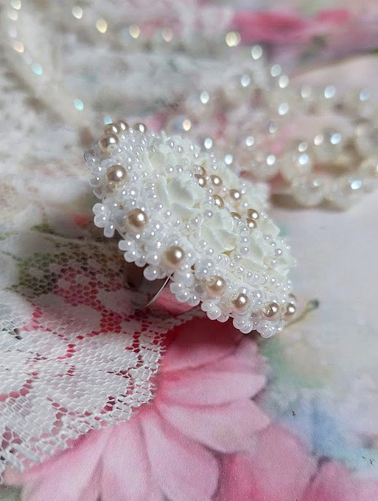 Bague Nuages Blancs brod&eacute;e avec une nacre naturel, roses r&eacute;sines, perles nacr&eacute;es, rocailles verres et bague rhodi&eacute;