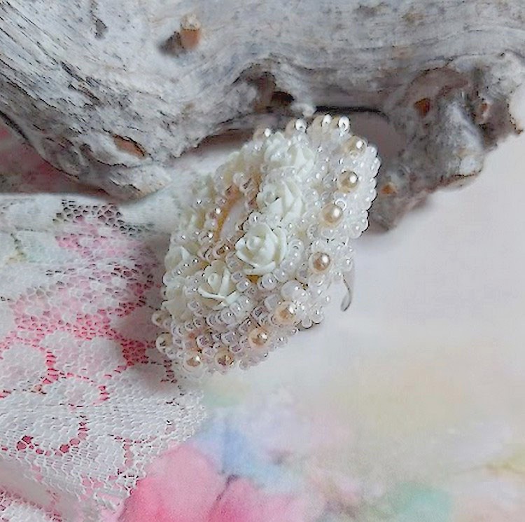 Bague Nuages Blancs brod&eacute;e avec une nacre naturel, roses r&eacute;sines, perles nacr&eacute;es, rocailles verres et bague rhodi&eacute;