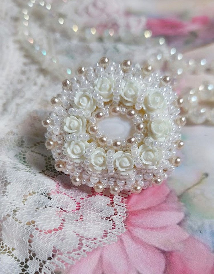 Bague Nuages Blancs brod&eacute;e avec une nacre naturel, roses r&eacute;sines, perles nacr&eacute;es, rocailles verres et bague rhodi&eacute;