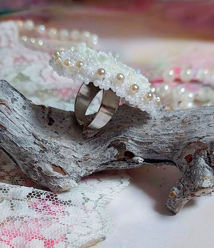 Bague Nuages Blancs brod&eacute;e avec une nacre naturel, roses r&eacute;sines, perles nacr&eacute;es, rocailles verres et bague rhodi&eacute;