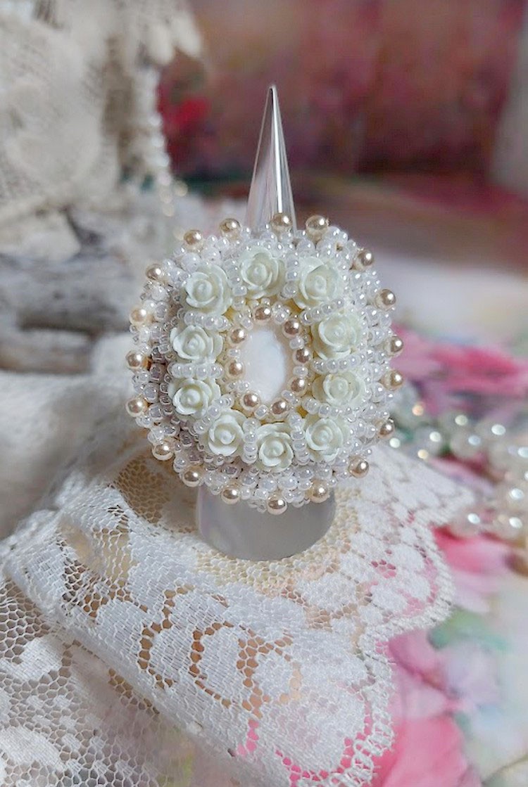 Bague Nuages Blancs brod&eacute;e avec une nacre naturel, roses r&eacute;sines, perles nacr&eacute;es, rocailles verres et bague rhodi&eacute;