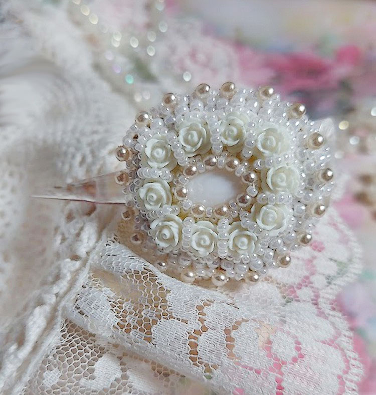 Bague Nuages Blancs brod&eacute;e avec une nacre naturel, roses r&eacute;sines, perles nacr&eacute;es, rocailles verres et bague rhodi&eacute;