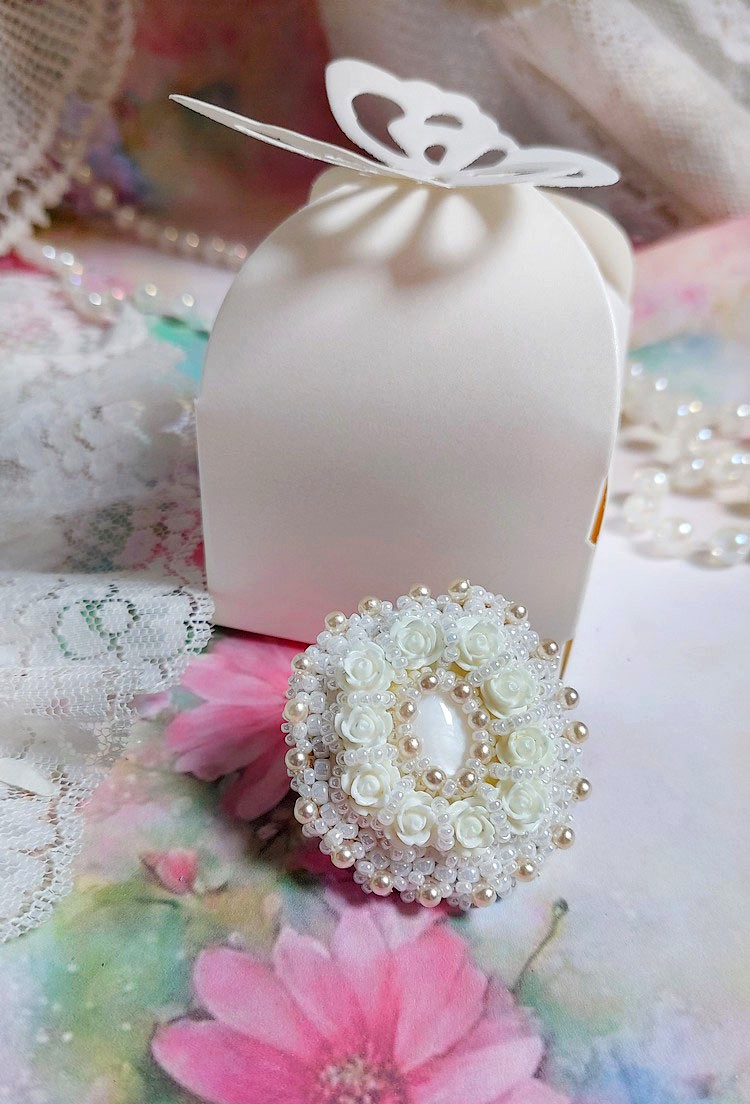 Bague Nuages Blancs brod&eacute;e avec une nacre naturel, roses r&eacute;sines, perles nacr&eacute;es, rocailles verres et bague rhodi&eacute;