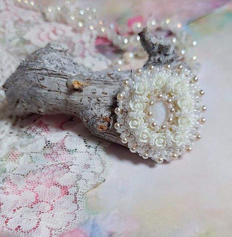 Bague Nuages Blancs brod&eacute;e avec une nacre naturel, roses r&eacute;sines, perles nacr&eacute;es, rocailles verres et bague rhodi&eacute;