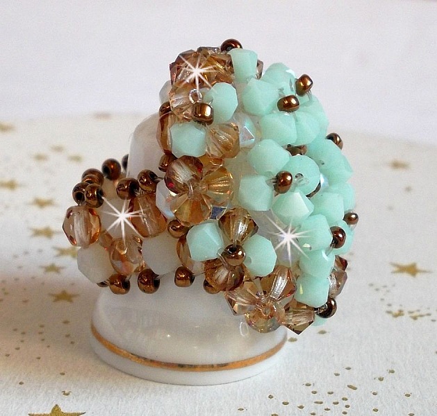 Bague N&eacute;nuphar mont&eacute;e avec toupies Menthe et Light Smoked Topaz en Cristal de Swarovski, facettes en Verre de Boh&egrave;me de m&ecirc;me couleur que les cristaux, entrecrois&eacute;es avec des rocailles Dark Bronze 