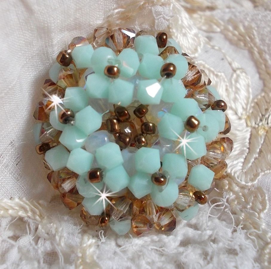 Bague N&eacute;nuphar mont&eacute;e avec toupies Menthe et Light Smoked Topaz en Cristal de Swarovski, facettes en Verre de Boh&egrave;me de m&ecirc;me couleur que les cristaux, entrecrois&eacute;es avec des rocailles Dark Bronze 