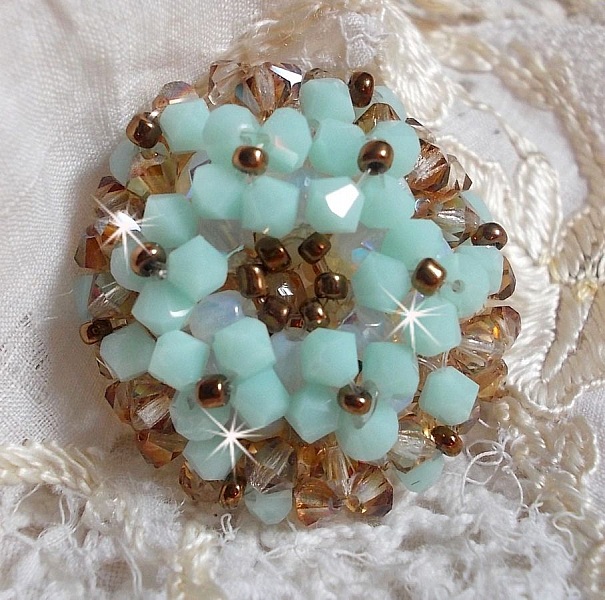 Bague N&eacute;nuphar mont&eacute;e avec toupies Menthe et Light Smoked Topaz en Cristal de Swarovski, facettes en Verre de Boh&egrave;me de m&ecirc;me couleur que les cristaux, entrecrois&eacute;es avec des rocailles Dark Bronze 