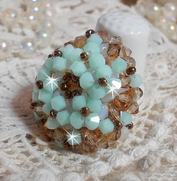 Bague N&eacute;nuphar mont&eacute;e avec toupies Menthe et Light Smoked Topaz en Cristal de Swarovski, facettes en Verre de Boh&egrave;me de m&ecirc;me couleur que les cristaux, entrecrois&eacute;es avec des rocailles Dark Bronze 