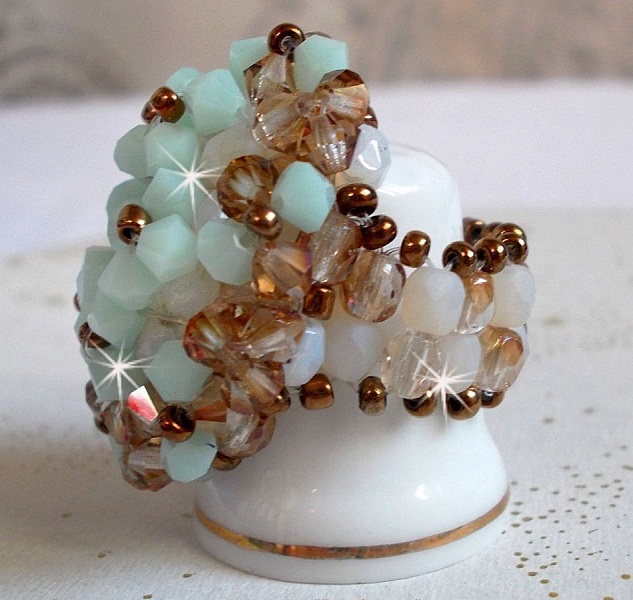 Bague N&eacute;nuphar mont&eacute;e avec toupies Menthe et Light Smoked Topaz en Cristal de Swarovski, facettes en Verre de Boh&egrave;me de m&ecirc;me couleur que les cristaux, entrecrois&eacute;es avec des rocailles Dark Bronze 