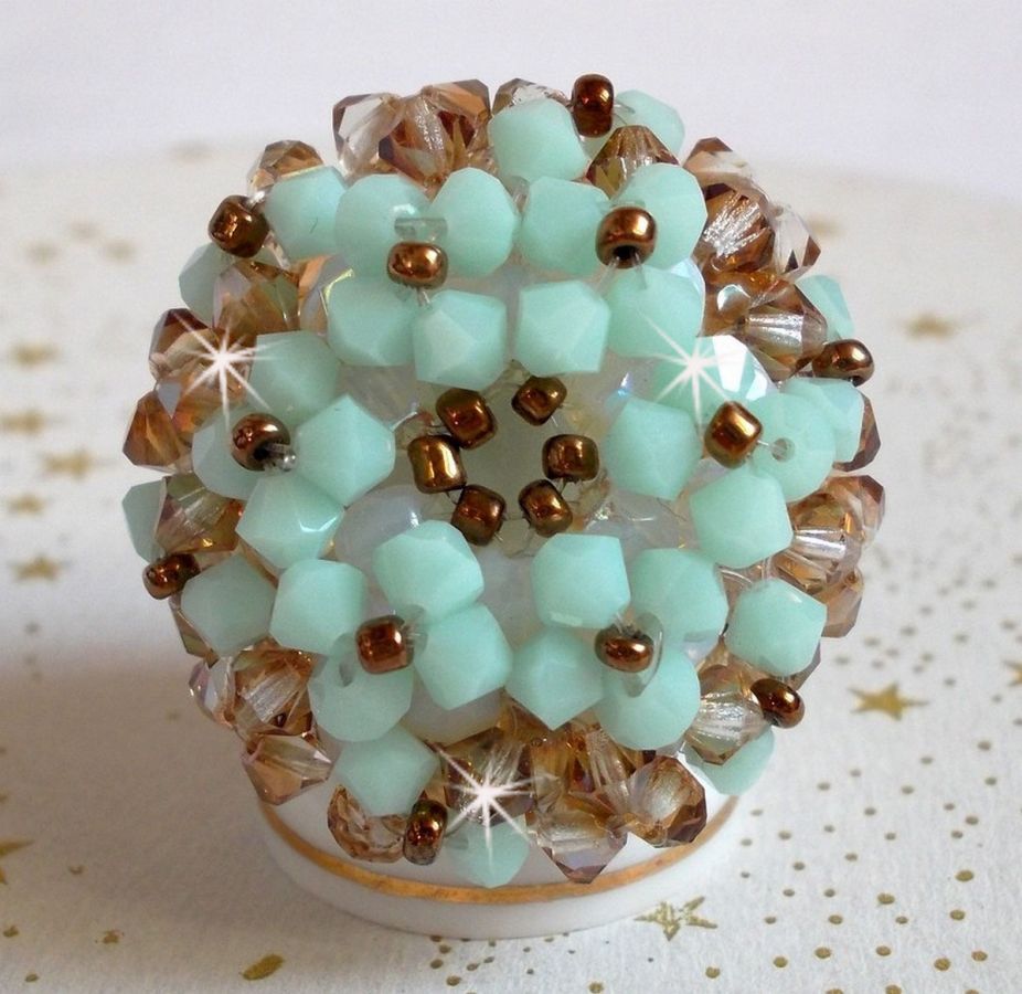 Bague N&eacute;nuphar mont&eacute;e avec toupies Menthe et Light Smoked Topaz en Cristal de Swarovski, facettes en Verre de Boh&egrave;me de m&ecirc;me couleur que les cristaux, entrecrois&eacute;es avec des rocailles Dark Bronze 