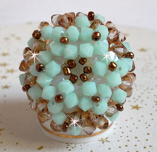Bague N&eacute;nuphar mont&eacute;e avec toupies Menthe et Light Smoked Topaz en Cristal de Swarovski, facettes en Verre de Boh&egrave;me de m&ecirc;me couleur que les cristaux, entrecrois&eacute;es avec des rocailles Dark Bronze 