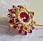 Bague L&rsquo;Oiseau des Iles Rouge Dor&eacute; avec un cabochon Rouge sur une estampe dor&eacute;e orn&eacute;e de cristaux : toupies et chatons. Les perles rondes nacr&eacute;es Ivoire et Rouge compl&egrave;tent cette bague r&eacute;glable Dor&eacute;e