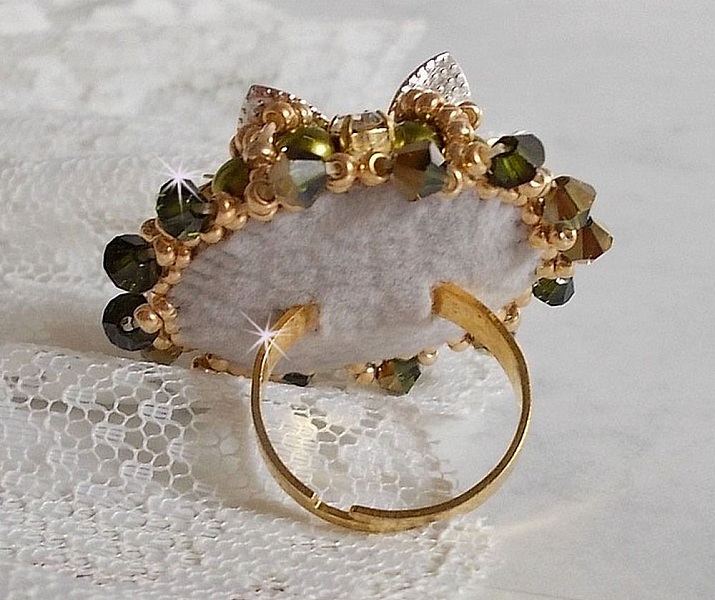 Bague L&rsquo;Oiseau des Iles Vert Argent avec un cabochon Vert sur une estampe Argent&eacute;e orn&eacute;e de cristaux : toupies et chatons. Les perles rondes nacr&eacute;es Ivoire et Olivine compl&egrave;te cette bague r&eacute;glable. 