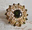 Bague L&rsquo;Oiseau des Iles Vert Argent avec un cabochon Vert sur une estampe Argent&eacute;e orn&eacute;e de cristaux : toupies et chatons. Les perles rondes nacr&eacute;es Ivoire et Olivine compl&egrave;te cette bague r&eacute;glable. 
