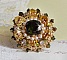 Bague L&rsquo;Oiseau des Iles Vert Dor&eacute;e avec un cabochon Vert sur une estampe dor&eacute;e orn&eacute;e de cristaux : toupies et chatons. Les perles rondes nacr&eacute;es Ivoire et Olivine compl&egrave;te cette bague r&eacute;glable. 