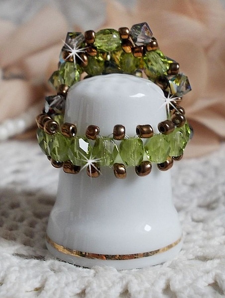 Bague Olivine avec des Cristaux de Swarovski et des perles de boh&ecirc;me