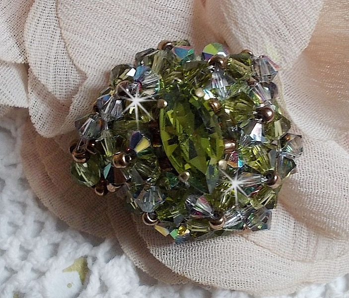 Bague Olivine avec des Cristaux de Swarovski et des perles de boh&ecirc;me