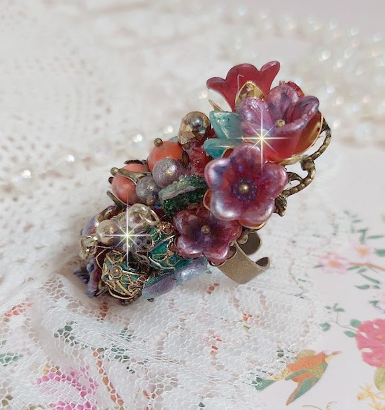 Bague Onia pour une composition florale cr&eacute;&eacute;e avec des cristaux, fleurs : perles, clochettes, pens&eacute;es, gouttes Druzy,  pierre de gemme : le Corail, perles cloisonn&eacute;es et bague ovale en Laiton