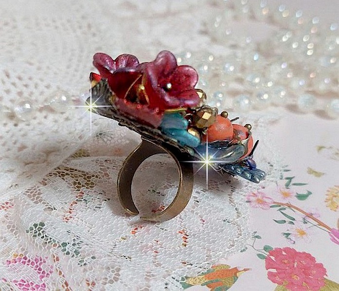 Bague Onia pour une composition florale cr&eacute;&eacute;e avec des cristaux, fleurs : perles, clochettes, pens&eacute;es, gouttes Druzy,  pierre de gemme : le Corail, perles cloisonn&eacute;es et bague ovale en Laiton