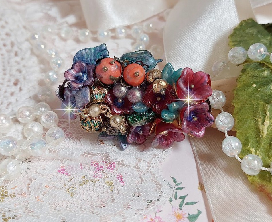 Bague Onia pour une composition florale cr&eacute;&eacute;e avec des cristaux, fleurs : perles, clochettes, pens&eacute;es, gouttes Druzy,  pierre de gemme : le Corail, perles cloisonn&eacute;es et bague ovale en Laiton