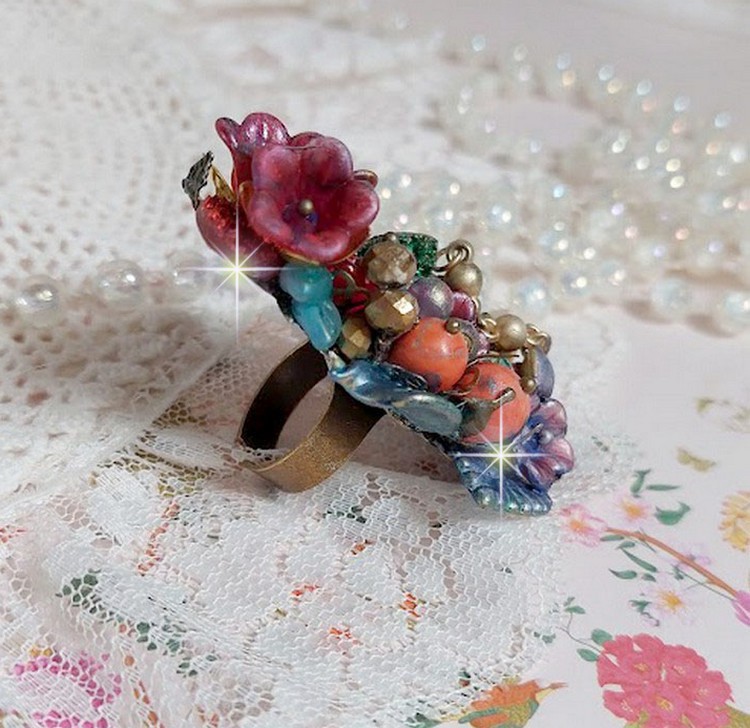 Bague Onia pour une composition florale cr&eacute;&eacute;e avec des cristaux, fleurs : perles, clochettes, pens&eacute;es, gouttes Druzy,  pierre de gemme : le Corail, perles cloisonn&eacute;es et bague ovale en Laiton