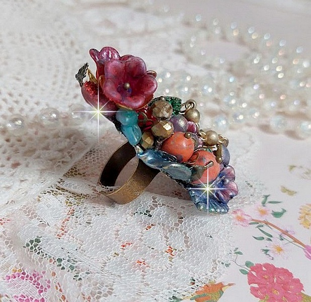 Bague Onia pour une composition florale cr&eacute;&eacute;e avec des cristaux, fleurs : perles, clochettes, pens&eacute;es, gouttes Druzy,  pierre de gemme : le Corail, perles cloisonn&eacute;es et bague ovale en Laiton
