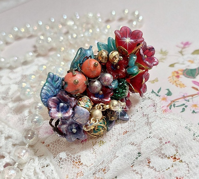 Bague Onia pour une composition florale cr&eacute;&eacute;e avec des cristaux, fleurs : perles, clochettes, pens&eacute;es, gouttes Druzy,  pierre de gemme : le Corail, perles cloisonn&eacute;es et bague ovale en Laiton