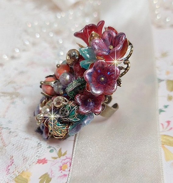 Bague Onia pour une composition florale cr&eacute;&eacute;e avec des cristaux, fleurs : perles, clochettes, pens&eacute;es, gouttes Druzy,  pierre de gemme : le Corail, perles cloisonn&eacute;es et bague ovale en Laiton