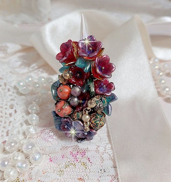 Bague Onia pour une composition florale cr&eacute;&eacute;e avec des cristaux, fleurs : perles, clochettes, pens&eacute;es, gouttes Druzy,  pierre de gemme : le Corail, perles cloisonn&eacute;es et bague ovale en Laiton