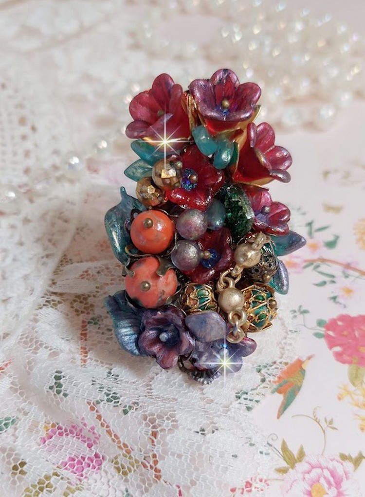 Bague Onia pour une composition florale cr&eacute;&eacute;e avec des cristaux, fleurs : perles, clochettes, pens&eacute;es, gouttes Druzy,  pierre de gemme : le Corail, perles cloisonn&eacute;es et bague ovale en Laiton