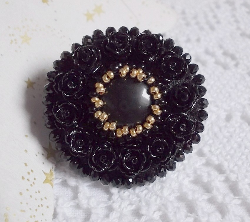 Bague Cl&eacute;op&acirc;tra brod&eacute;e avec une pierre de gemme : l'onyx Noir avec des cabochons ronds en forme de roses Noires, des rocailles Dor&eacute;es et des perles rondes facett&eacute;es aplaties sur une bague filigran&eacute;e 