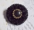 Bague Cl&eacute;op&acirc;tra brod&eacute;e avec une pierre de gemme : l'onyx Noir avec des cabochons ronds en forme de roses Noires, des rocailles Dor&eacute;es et des perles rondes facett&eacute;es aplaties sur une bague filigran&eacute;e 