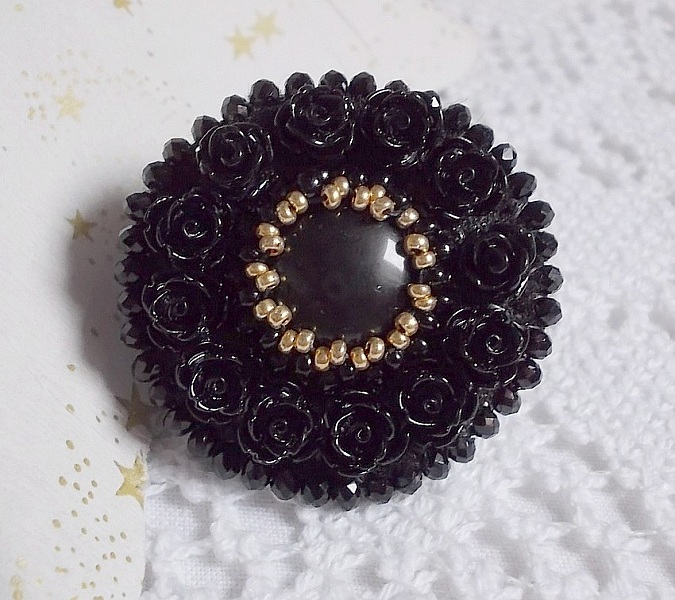 Bague Cl&eacute;op&acirc;tra brod&eacute;e avec une pierre de gemme : l'onyx Noir avec des cabochons ronds en forme de roses Noires, des rocailles Dor&eacute;es et des perles rondes facett&eacute;es aplaties sur une bague filigran&eacute;e 