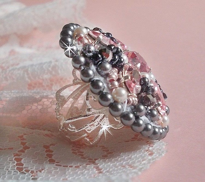 Bague Pampilles Rose et Grise avec des navettes et perles nacr&eacute;es en cristal de Swarovski