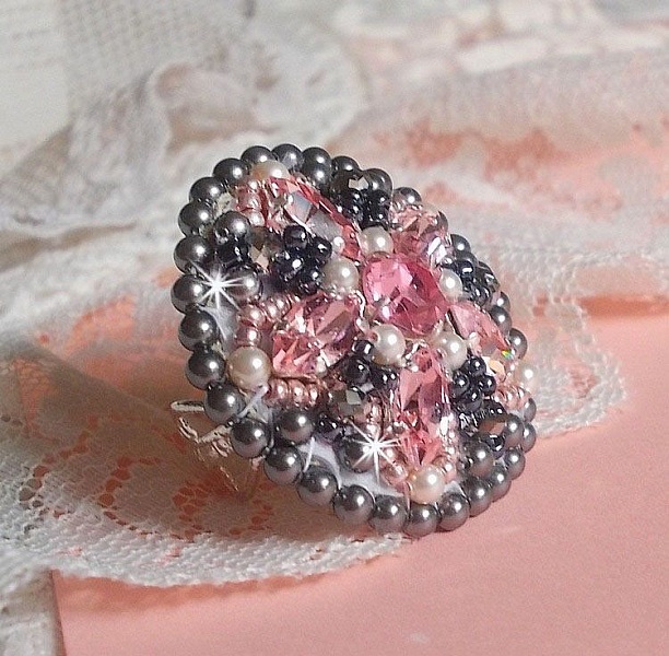 Bague Pampilles Rose et Grise avec des navettes et perles nacr&eacute;es en cristal de Swarovski