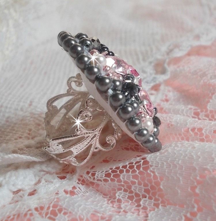Bague Pampilles Rose et Grise avec des navettes et perles nacr&eacute;es en cristal de Swarovski