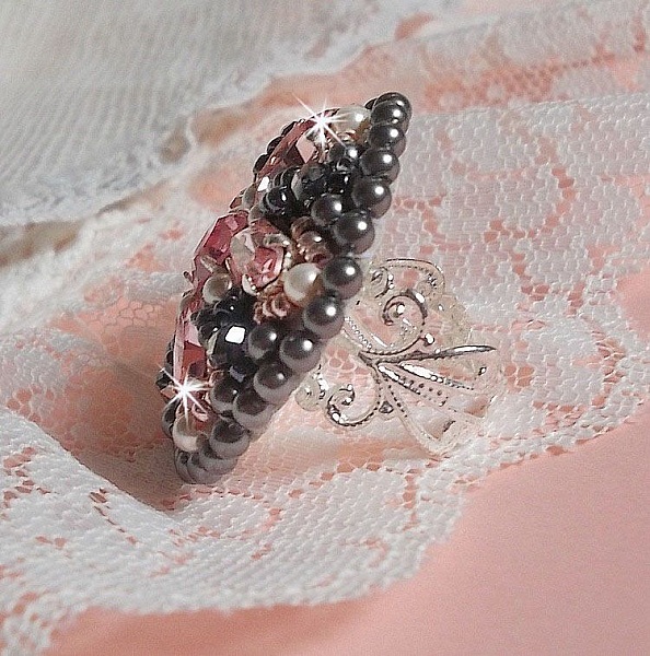 Bague Pampilles Rose et Grise avec des navettes et perles nacr&eacute;es en cristal de Swarovski