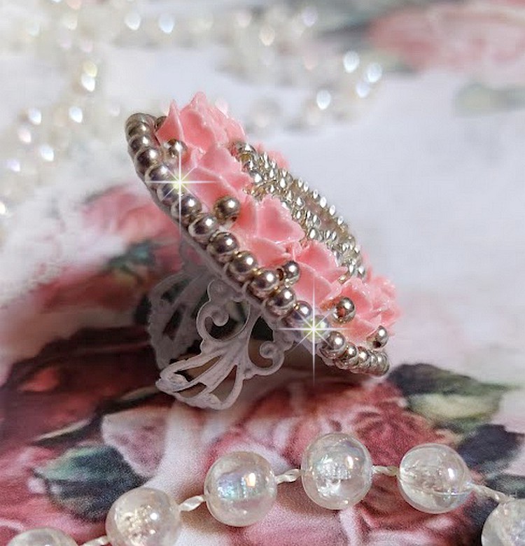 Bague Parisian Roses brod&eacute;e avec une pierre de gemme : le Quartz Rose orn&eacute; de cabochons ronds en forme de rose avec des rocailles Argent&eacute;es japonaises en verre, le tout est mont&eacute; sur bague en laiton