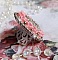 Bague Parisian Roses brod&eacute;e avec une pierre de gemme : le Quartz Rose orn&eacute; de cabochons ronds en forme de rose avec des rocailles Argent&eacute;es japonaises en verre, le tout est mont&eacute; sur bague en laiton