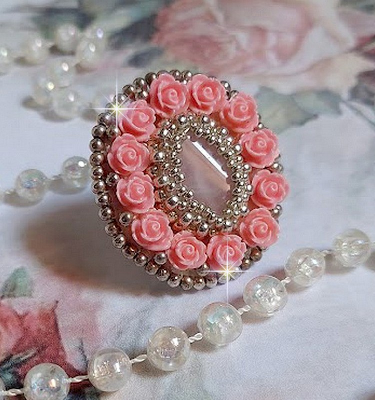 Bague Parisian Roses brod&eacute;e avec une pierre de gemme : le Quartz Rose orn&eacute; de cabochons ronds en forme de rose avec des rocailles Argent&eacute;es japonaises en verre, le tout est mont&eacute; sur bague en laiton