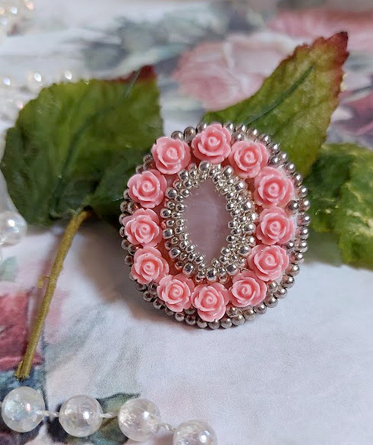 Bague Parisian Roses brod&eacute;e avec une pierre de gemme : le Quartz Rose orn&eacute; de cabochons ronds en forme de rose avec des rocailles Argent&eacute;es japonaises en verre, le tout est mont&eacute; sur bague en laiton