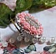Bague Parisian Roses brod&eacute;e avec une pierre de gemme : le Quartz Rose orn&eacute; de cabochons ronds en forme de rose avec des rocailles Argent&eacute;es japonaises en verre, le tout est mont&eacute; sur bague en laiton