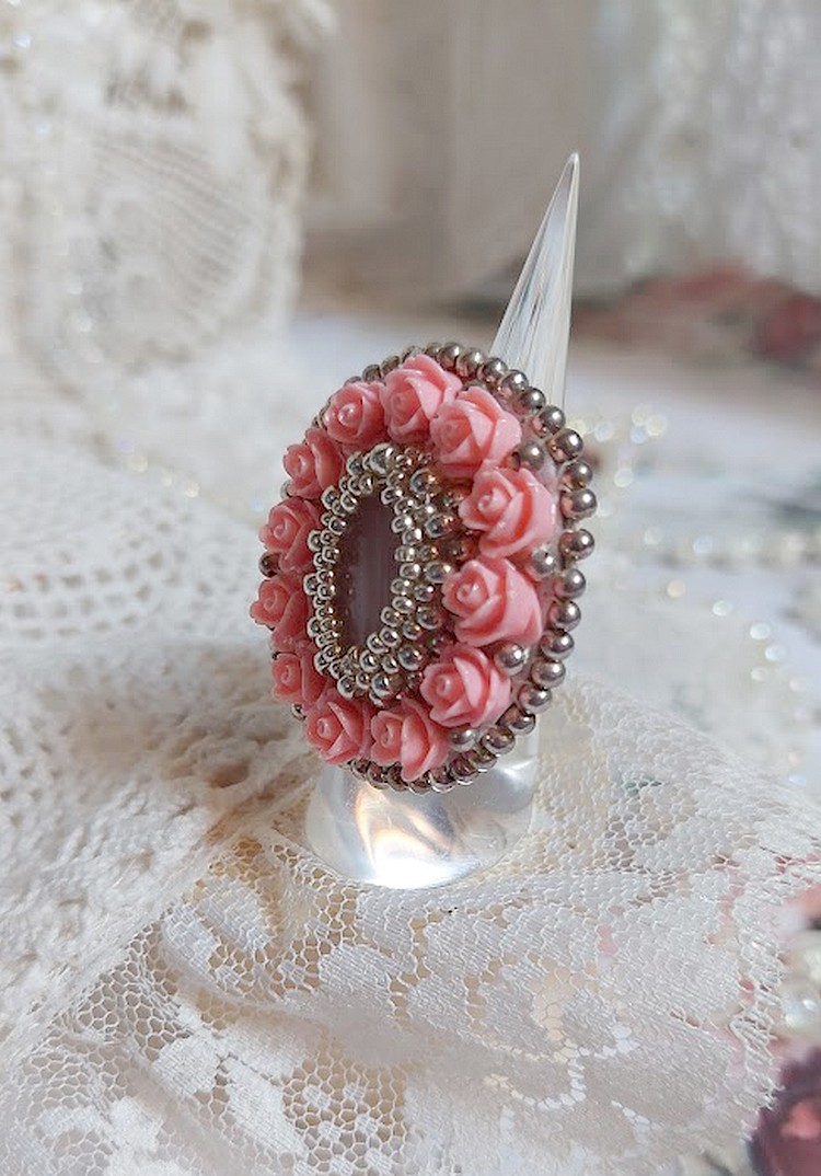 Bague Parisian Roses brod&eacute;e avec une pierre de gemme : le Quartz Rose orn&eacute; de cabochons ronds en forme de rose avec des rocailles Argent&eacute;es japonaises en verre, le tout est mont&eacute; sur bague en laiton